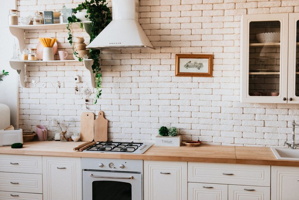 How to accessorize a kitchen counter?
