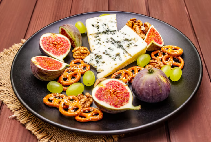 Blue cheese with honey figs platter