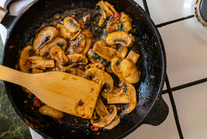 Cooking mushrooms in pan